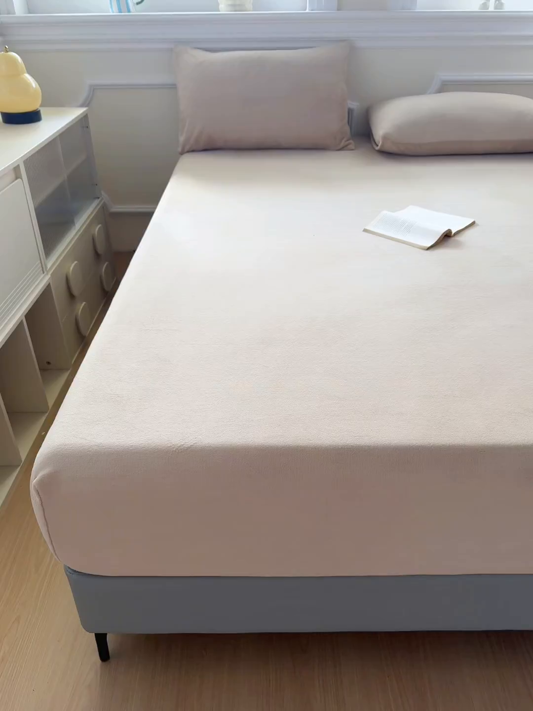 91家纺网 家纺一手货源 找家纺 佳笠家居 2025新款正宗250g全消光牛奶绒床笠 浅驼