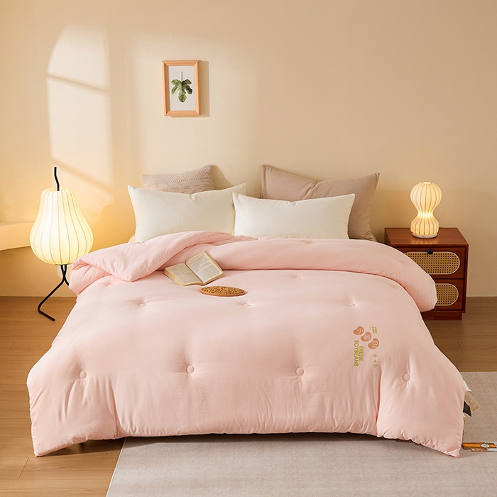 91家纺网 家纺一手货源 找家纺 娇逸家居 2025新款云朵棉软糯糯纯色小鲜豆被被子被芯 小鲜豆粉