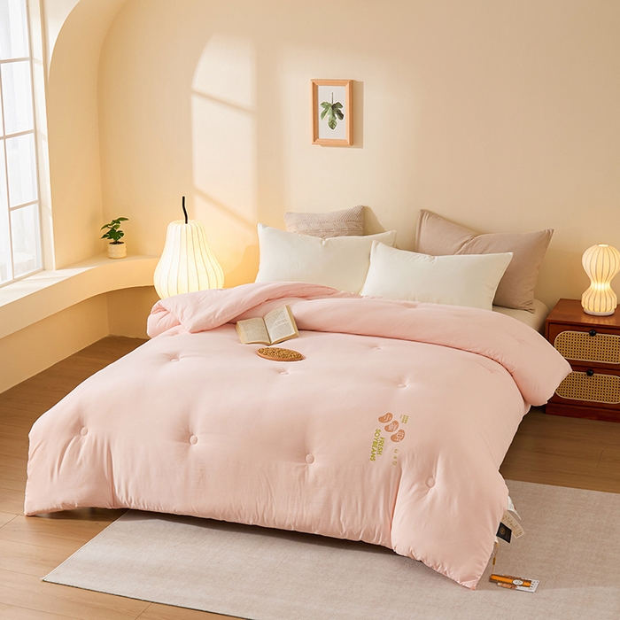 91家纺网 家纺一手货源 找家纺 娇逸家居 2025新款云朵棉软糯糯纯色小鲜豆被被子被芯 小鲜豆粉