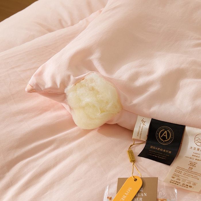 91家纺网 家纺一手货源 找家纺 娇逸家居 2025新款云朵棉软糯糯纯色小鲜豆被被子被芯 小鲜豆粉