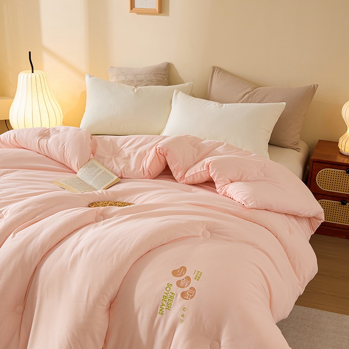 91家纺网 家纺一手货源 找家纺 娇逸家居 2025新款云朵棉软糯糯纯色小鲜豆被被子被芯 小鲜豆粉