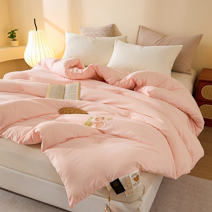 91家纺网 家纺一手货源 找家纺 娇逸家居 2025新款云朵棉软糯糯纯色小鲜豆被被子被芯 小鲜豆粉