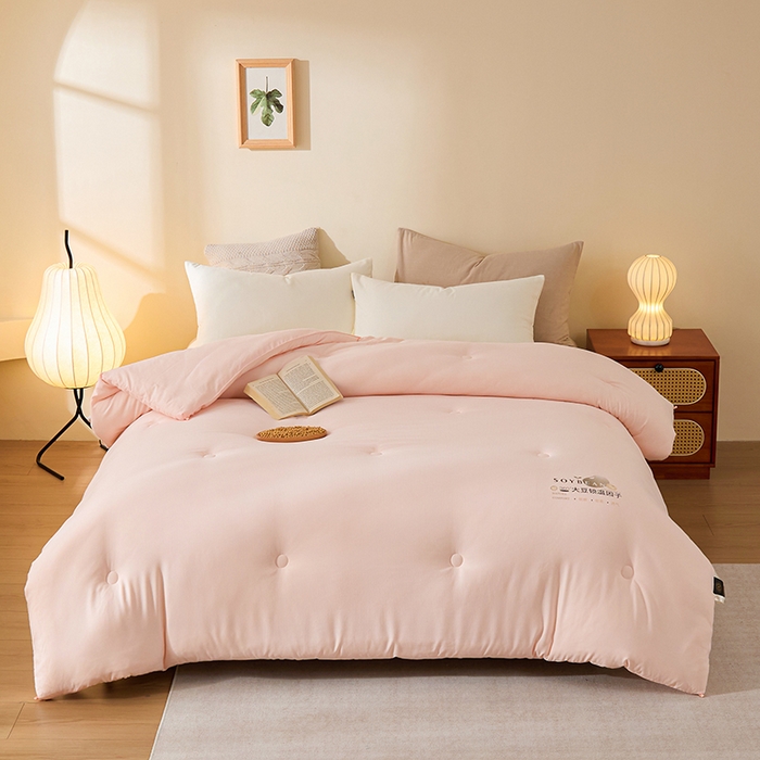 91家纺网 家纺一手货源 找家纺 娇逸家居 2025新款云朵棉软糯糯小鲜豆小方格提花豆腐被被子被芯 提花豆腐粉