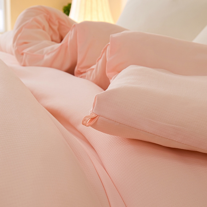 91家纺网 家纺一手货源 找家纺 娇逸家居 2025新款云朵棉软糯糯小鲜豆小方格提花豆腐被被子被芯 提花豆腐粉