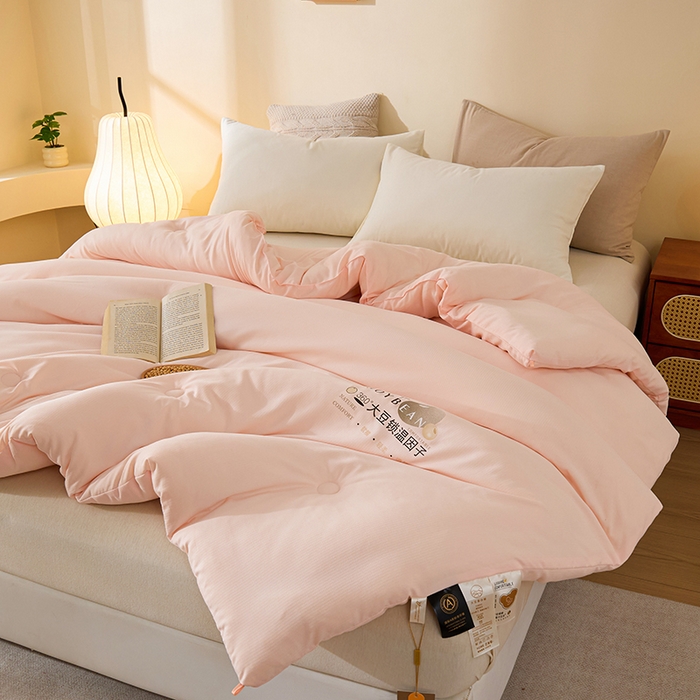 91家纺网 家纺一手货源 找家纺 娇逸家居 2025新款云朵棉软糯糯小鲜豆小方格提花豆腐被被子被芯 提花豆腐粉