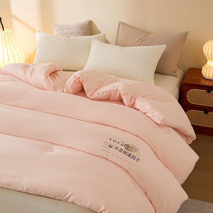 91家纺网 家纺一手货源 找家纺 娇逸家居 2025新款云朵棉软糯糯小鲜豆小方格提花豆腐被被子被芯 提花豆腐粉