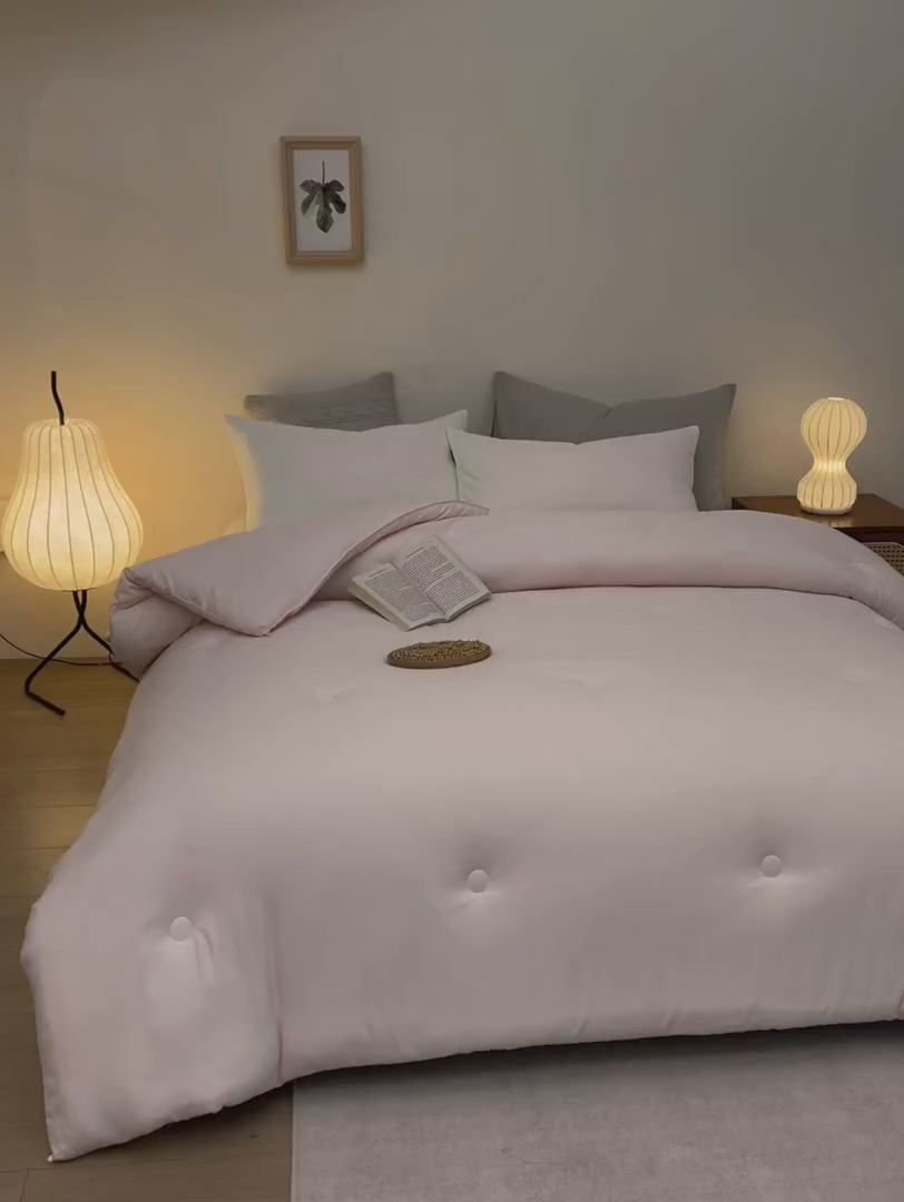 91家纺网 家纺一手货源 找家纺 娇逸家居 2025新款云朵棉软糯糯小鲜豆小方格提花豆腐被被子被芯 提花豆腐粉