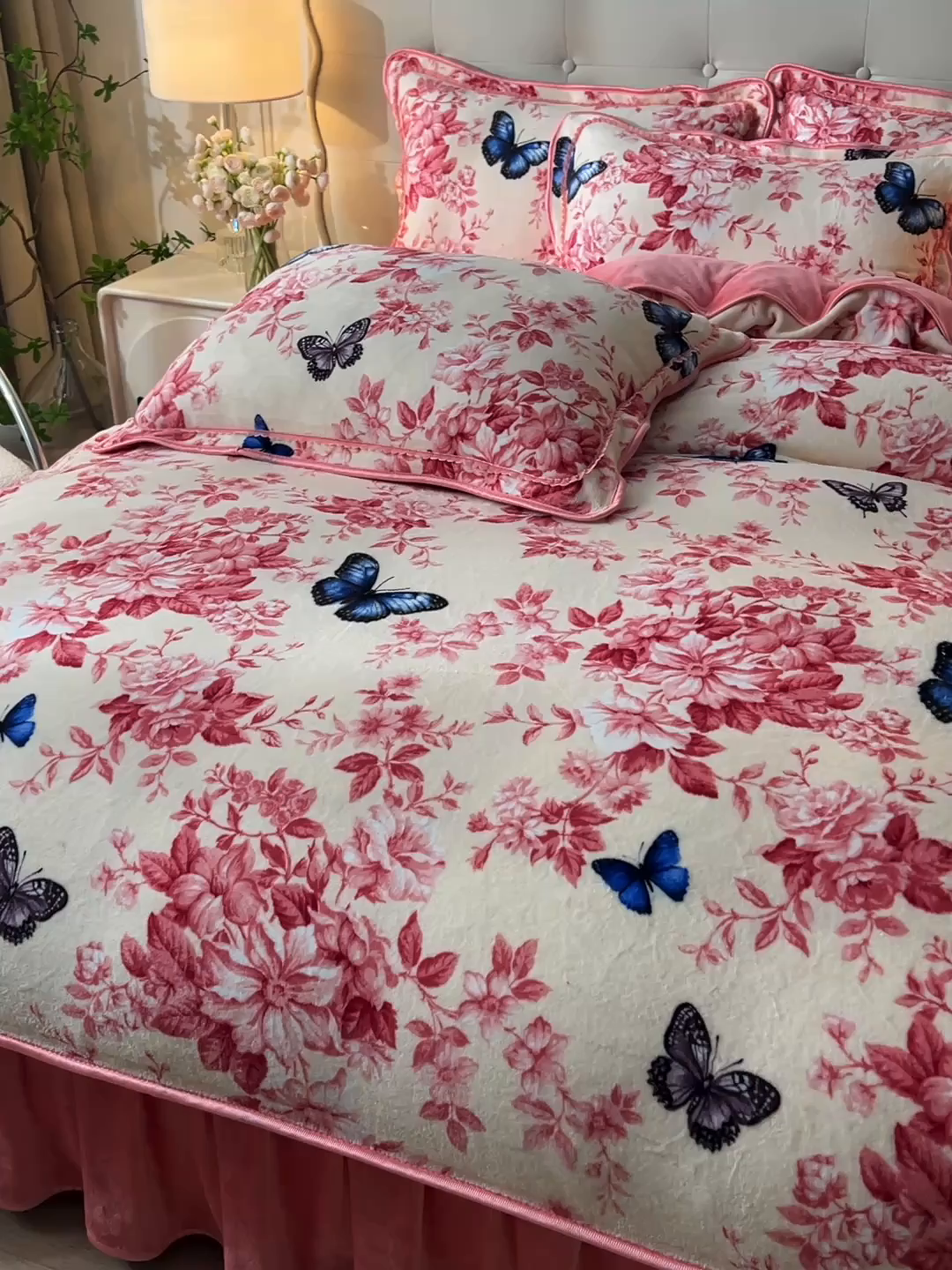 91家纺网 家纺一手货源 找家纺 赛丽雅 2025新款牛奶绒床裙四件套8-9斤法莱绒直播爆款日产2万套 蝶舞-粉