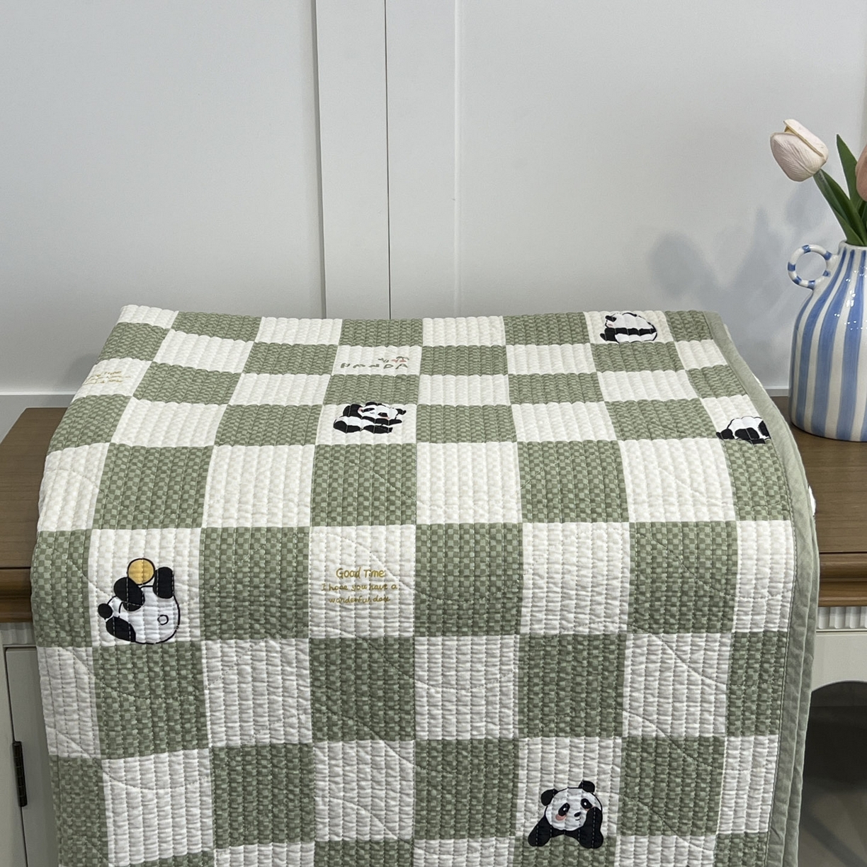 91家纺网 家纺一手货源 找家纺 沐纯家居 2025新款跑量款双面纯棉 棉花填充水洗床盖 绿格熊猫
