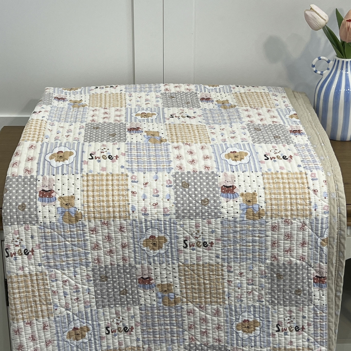 91家纺网 家纺一手货源 找家纺 沐纯家居 2025新款跑量款双面纯棉 棉花填充水洗床盖 拼格小熊