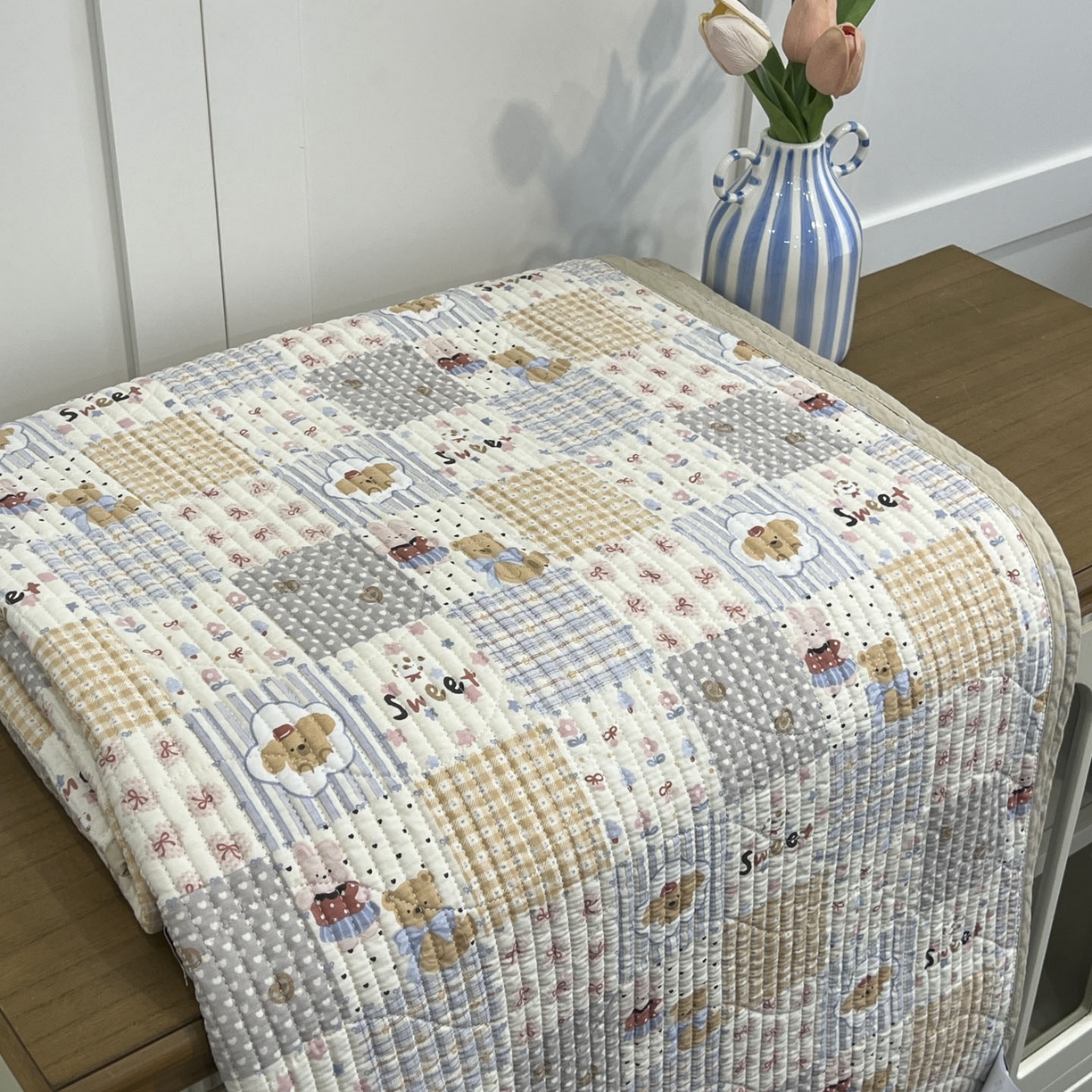 91家纺网 家纺一手货源 找家纺 沐纯家居 2025新款跑量款双面纯棉 棉花填充水洗床盖 拼格小熊