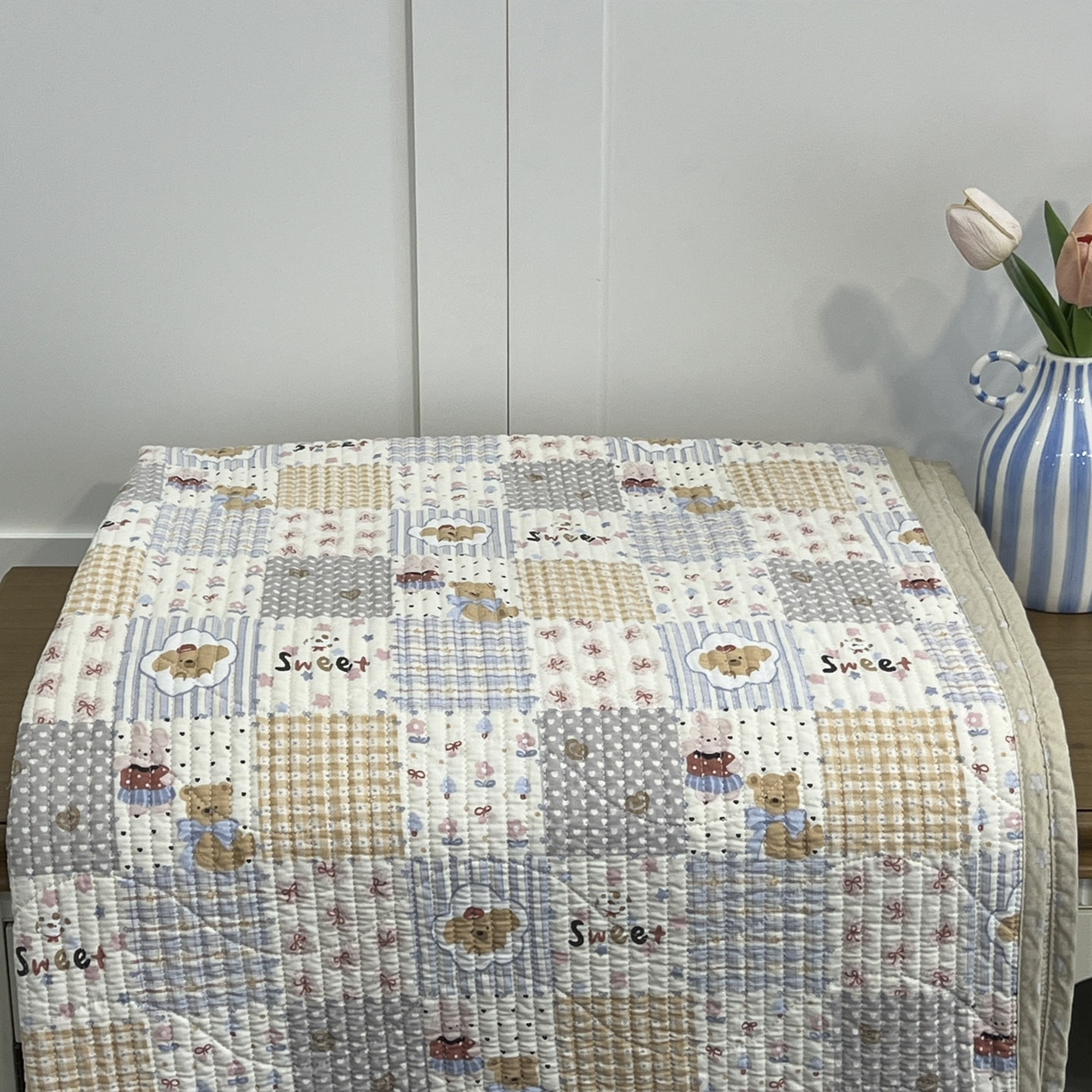 91家纺网 家纺一手货源 找家纺 沐纯家居 2025新款跑量款双面纯棉 棉花填充水洗床盖 拼格小熊