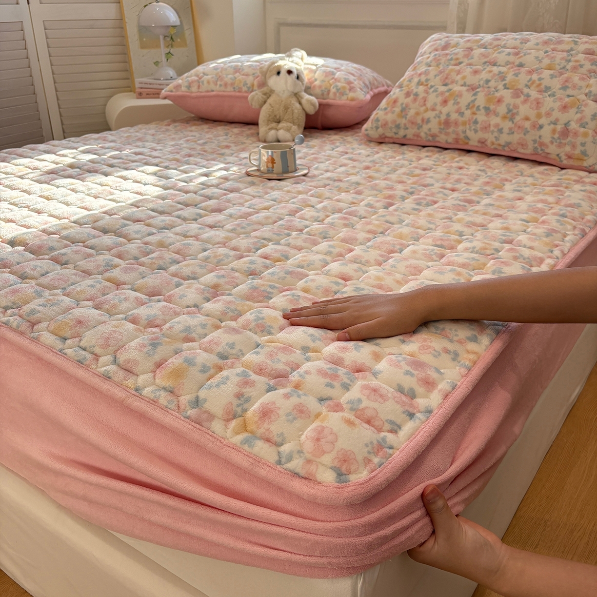 91家纺网 家纺一手货源 找家纺 居眠 2025新款印花牛奶绒夹棉床笠 牛奶绒夹棉款-蔷薇玫瑰