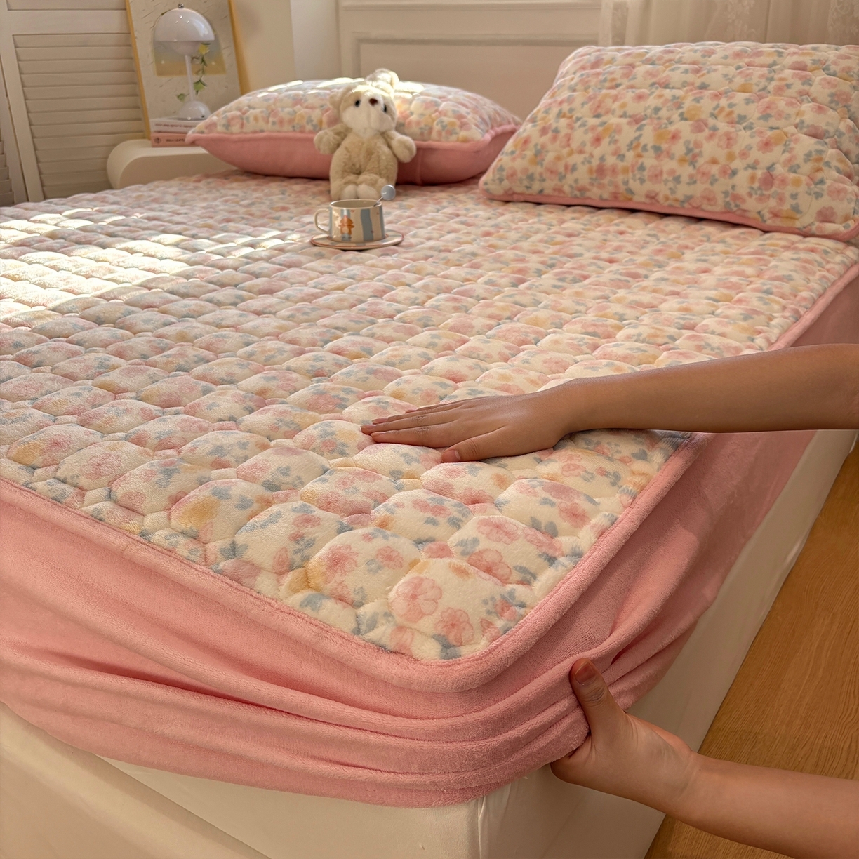 91家纺网 家纺一手货源 找家纺 居眠 2025新款印花牛奶绒夹棉床笠 牛奶绒夹棉款-蔷薇玫瑰