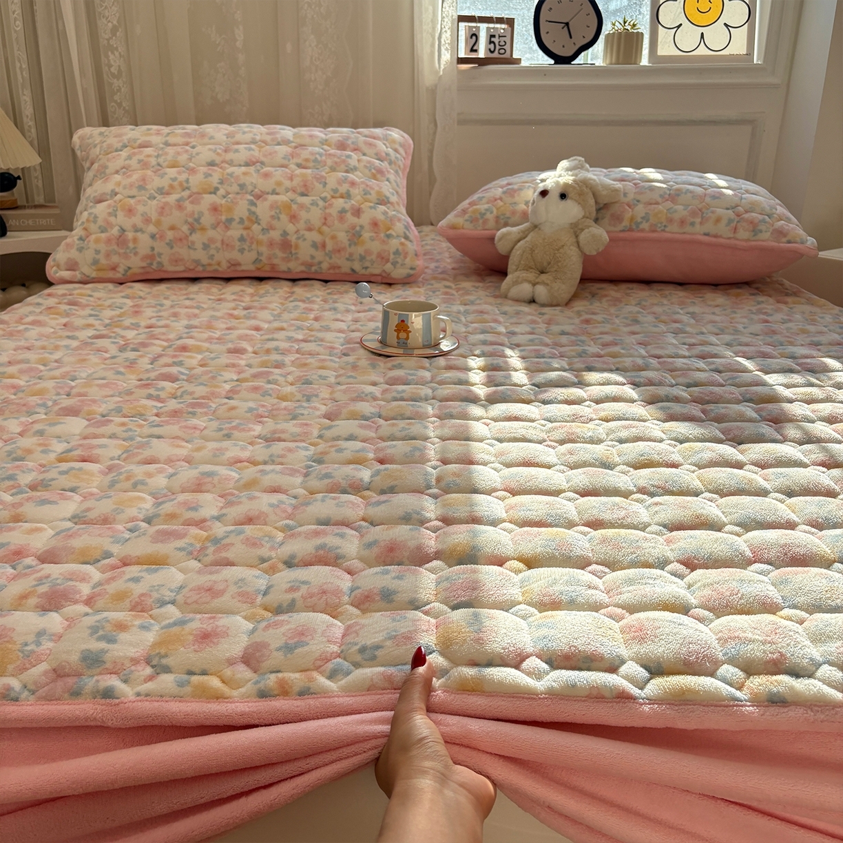 91家纺网 家纺一手货源 找家纺 居眠 2025新款印花牛奶绒夹棉床笠 牛奶绒夹棉款-蔷薇玫瑰