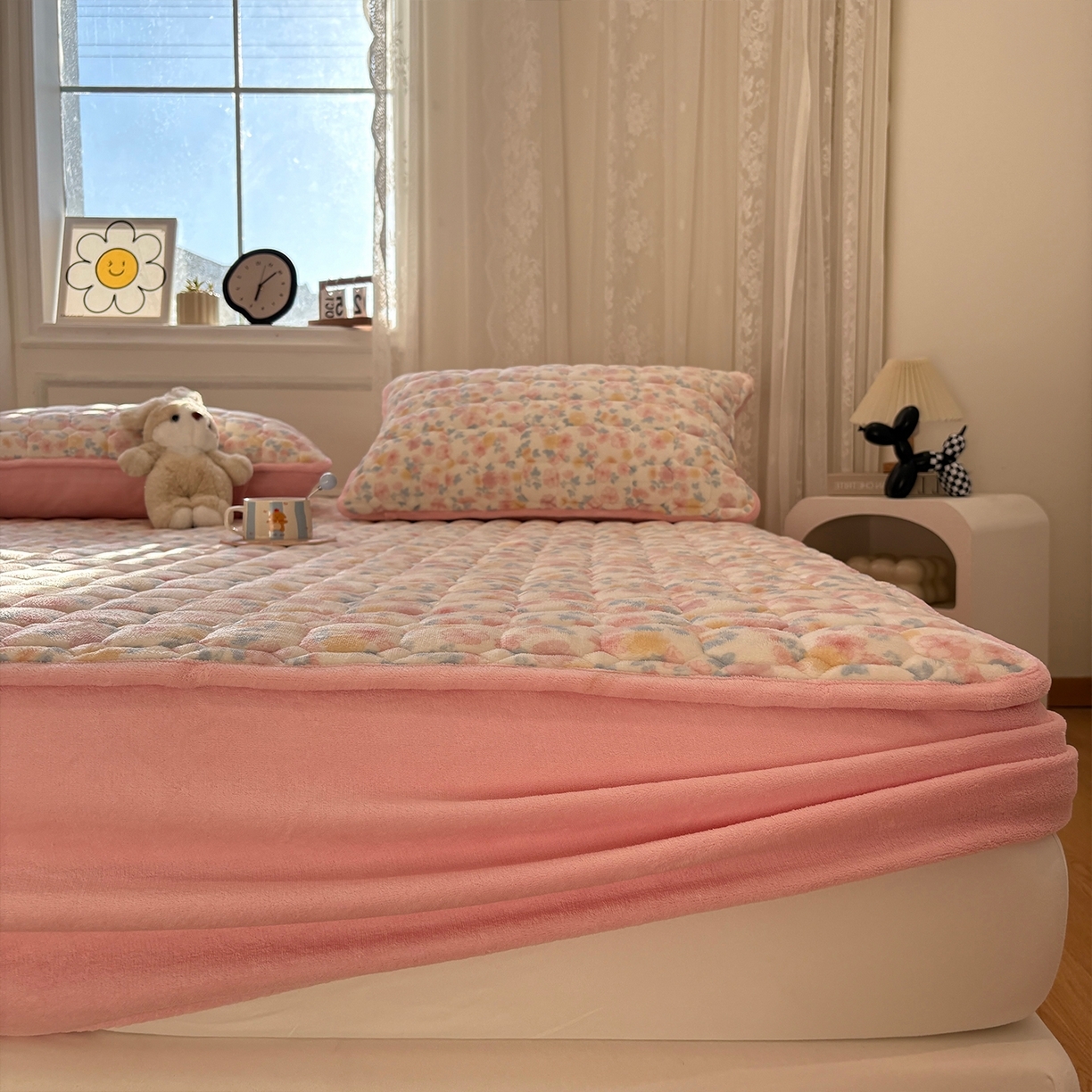 91家纺网 家纺一手货源 找家纺 居眠 2025新款印花牛奶绒夹棉床笠 牛奶绒夹棉款-蔷薇玫瑰