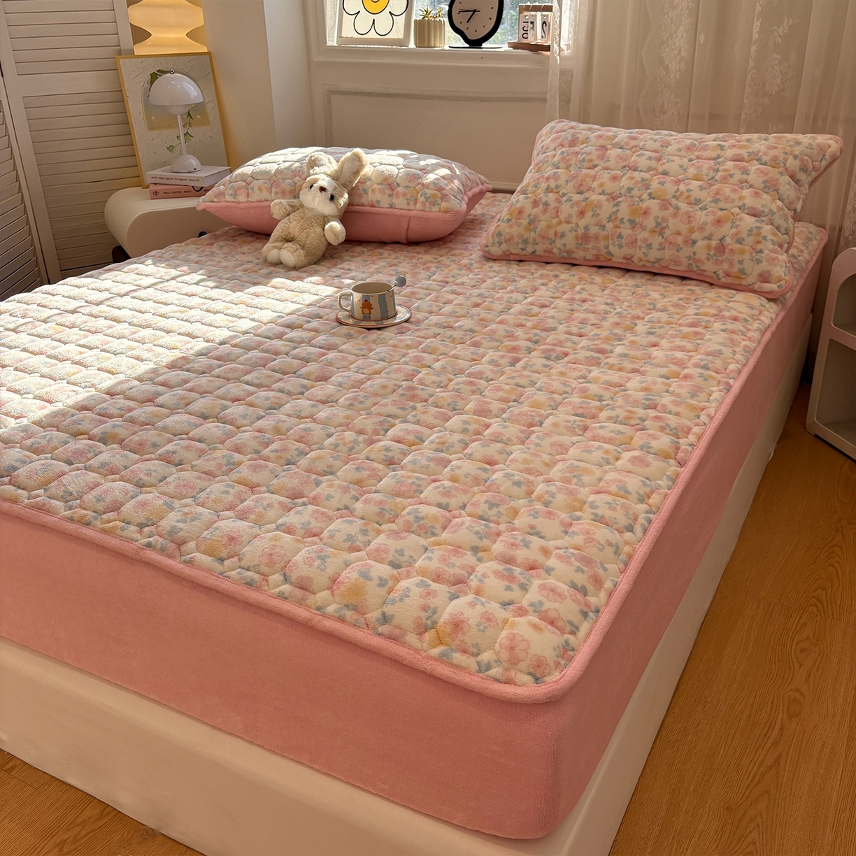 91家纺网 家纺一手货源 找家纺 居眠 2025新款印花牛奶绒夹棉床笠 牛奶绒夹棉款-蔷薇玫瑰