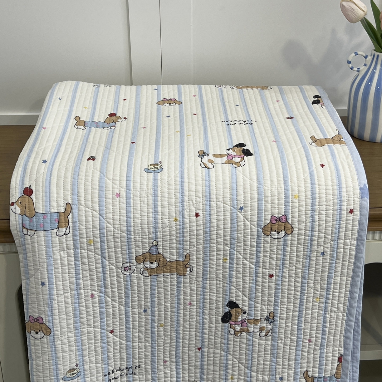 91家纺网 家纺一手货源 找家纺 沐纯家居 2025新款跑量款双面纯棉 棉花填充水洗床盖 条纹萌犬