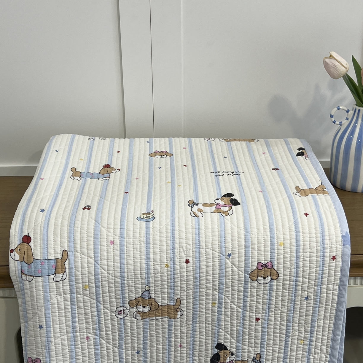 91家纺网 家纺一手货源 找家纺 沐纯家居 2025新款跑量款双面纯棉 棉花填充水洗床盖 条纹萌犬