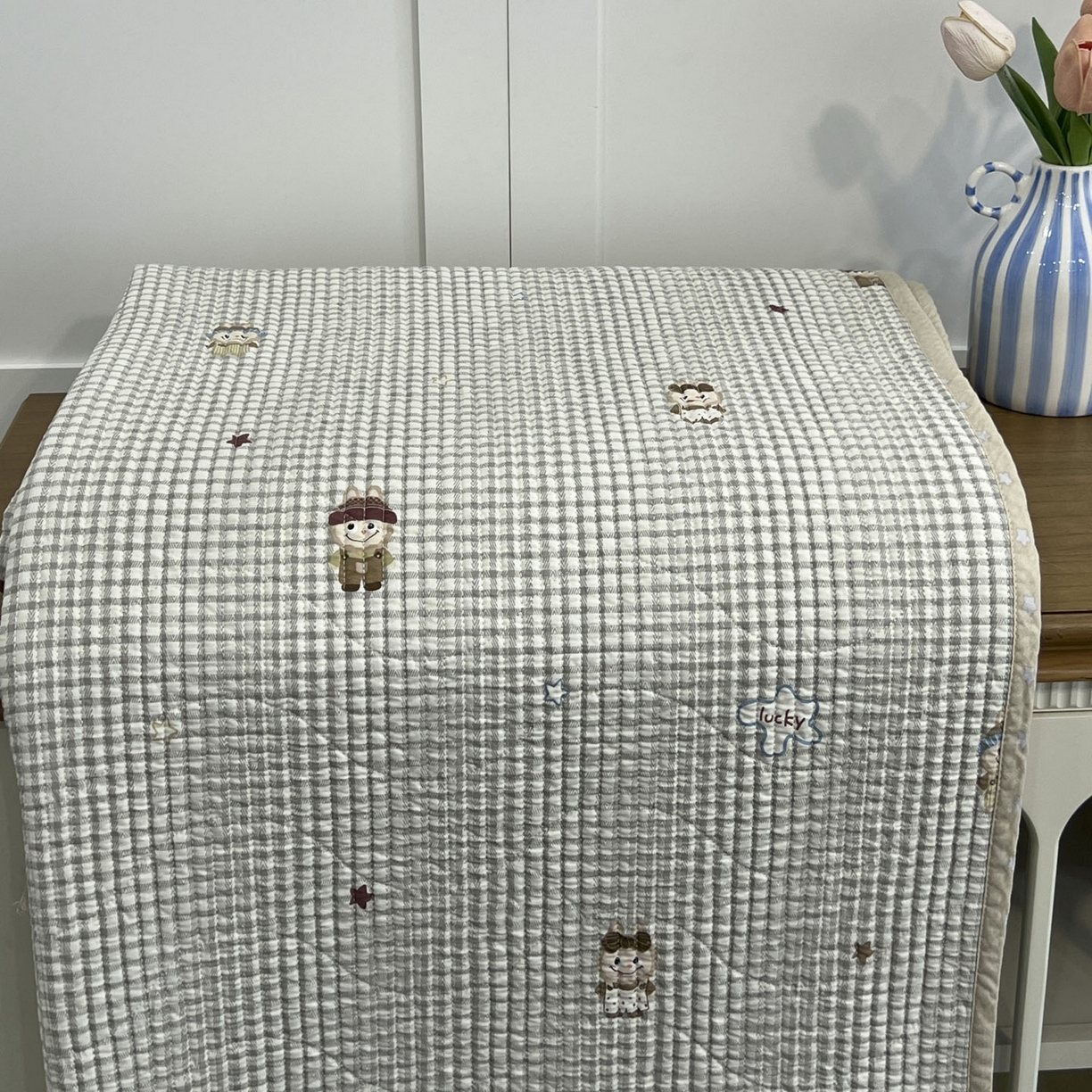 91家纺网 家纺一手货源 找家纺 沐纯家居 2025新款跑量款双面纯棉 棉花填充水洗床盖 小萌人