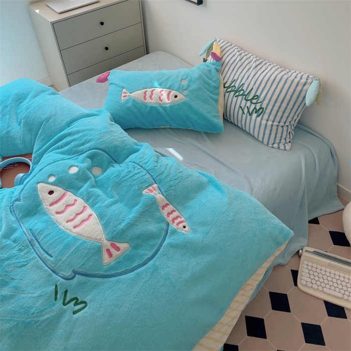 91家纺网 家纺一手货源 找家纺 （总）2023新款精致刺绣兔兔绒卡通四件套--好多鱼