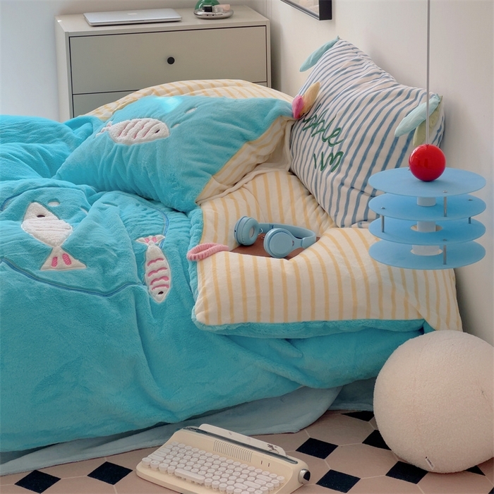 91家纺网 家纺一手货源 找家纺 （总）2023新款精致刺绣兔兔绒卡通四件套--好多鱼