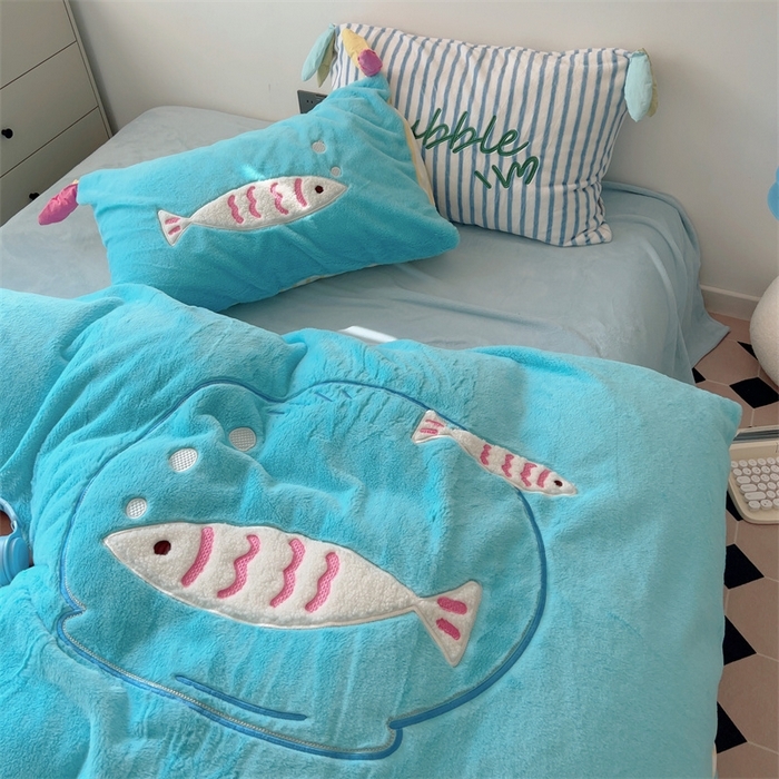 91家纺网 家纺一手货源 找家纺 （总）2023新款精致刺绣兔兔绒卡通四件套--好多鱼