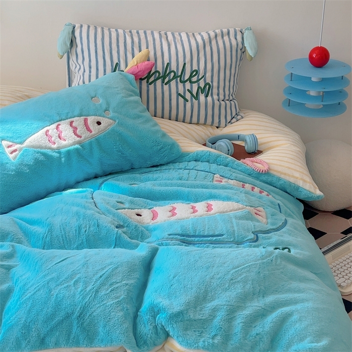 91家纺网 家纺一手货源 找家纺 （总）2023新款精致刺绣兔兔绒卡通四件套--好多鱼