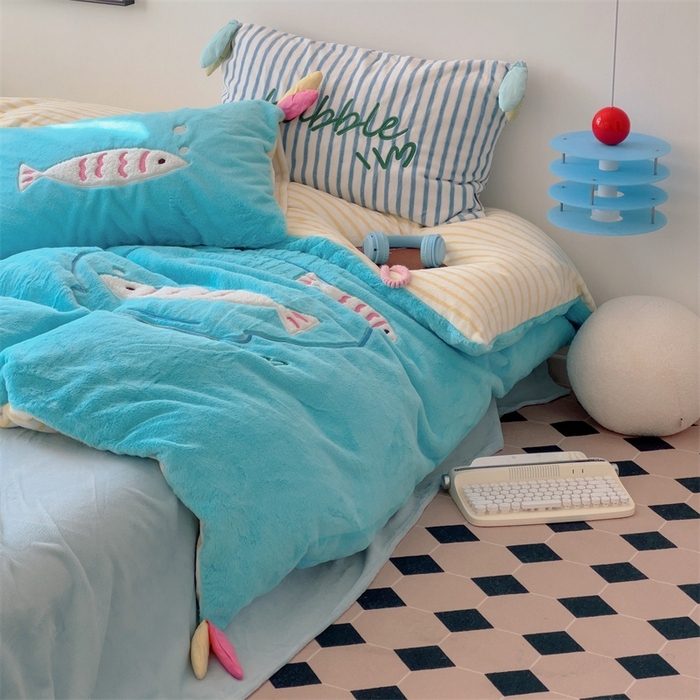 91家纺网 家纺一手货源 找家纺 （总）2023新款精致刺绣兔兔绒卡通四件套--好多鱼