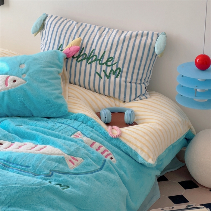 91家纺网 家纺一手货源 找家纺 （总）2023新款精致刺绣兔兔绒卡通四件套--好多鱼