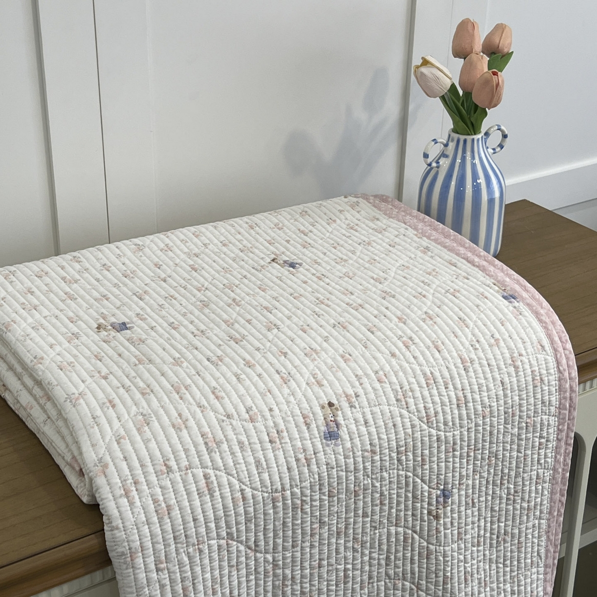 91家纺网 家纺一手货源 找家纺 沐纯家居 2025新款跑量款双面纯棉 棉花填充水洗床盖 花丛小熊