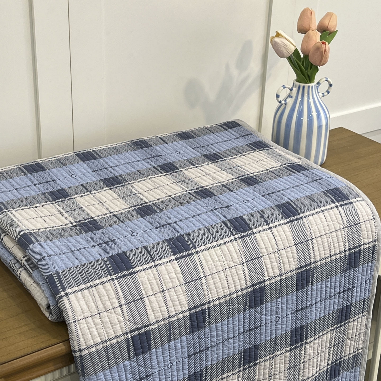 91家纺网 家纺一手货源 找家纺 沐纯家居 2025新款跑量款双面纯棉 棉花填充水洗床盖 蓝白格纹