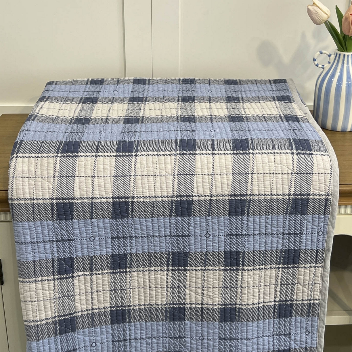 91家纺网 家纺一手货源 找家纺 沐纯家居 2025新款跑量款双面纯棉 棉花填充水洗床盖 蓝白格纹