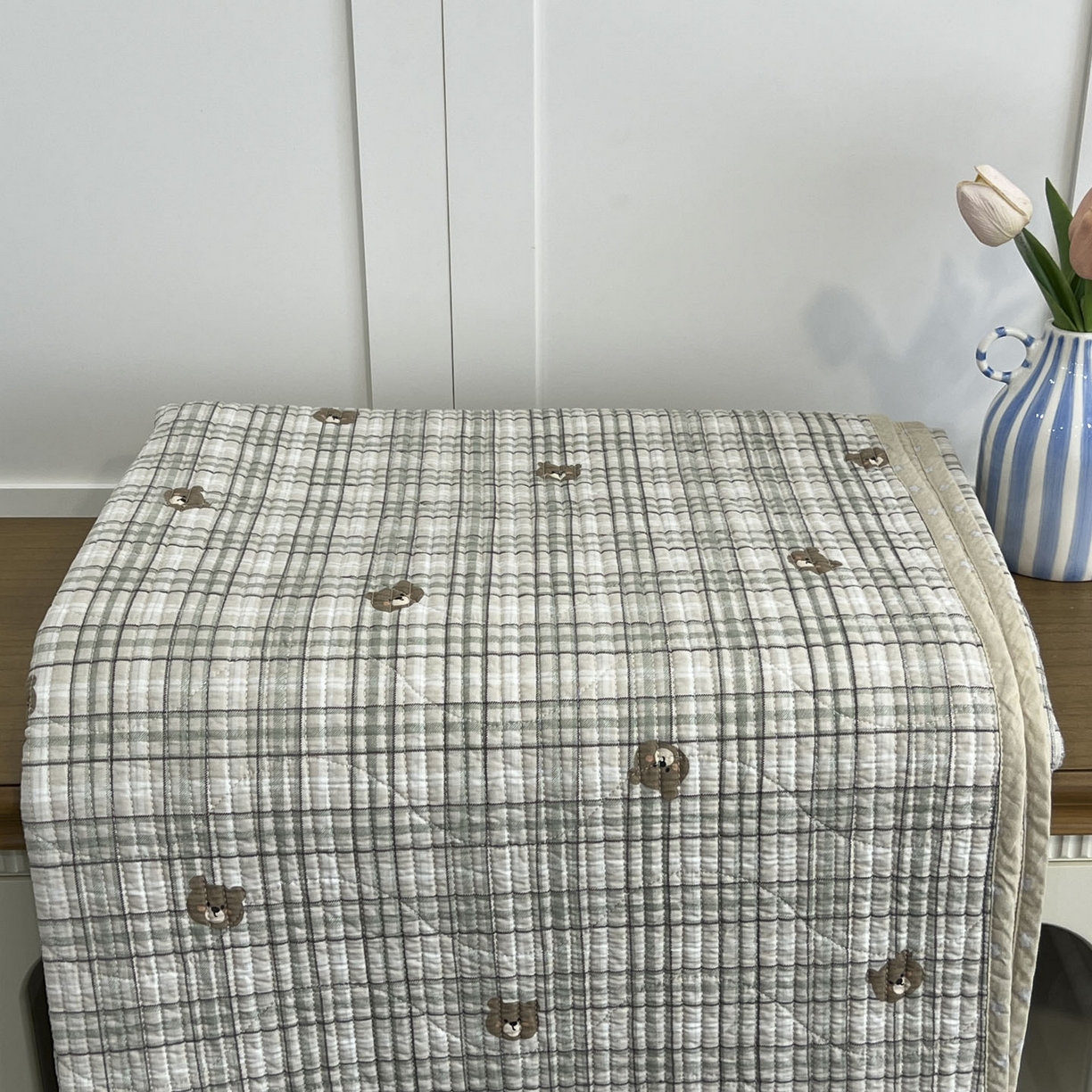 91家纺网 家纺一手货源 找家纺 沐纯家居 2025新款跑量款双面纯棉 棉花填充水洗床盖 绿格熊宝