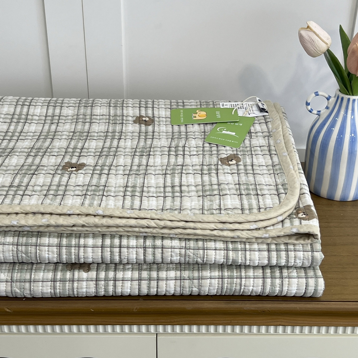 91家纺网 家纺一手货源 找家纺 沐纯家居 2025新款跑量款双面纯棉 棉花填充水洗床盖 绿格熊宝
