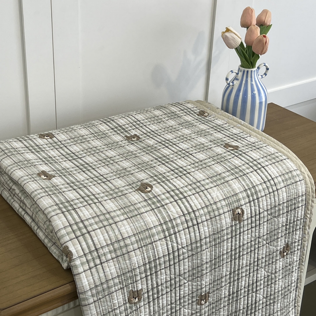 91家纺网 家纺一手货源 找家纺 沐纯家居 2025新款跑量款双面纯棉 棉花填充水洗床盖 绿格熊宝