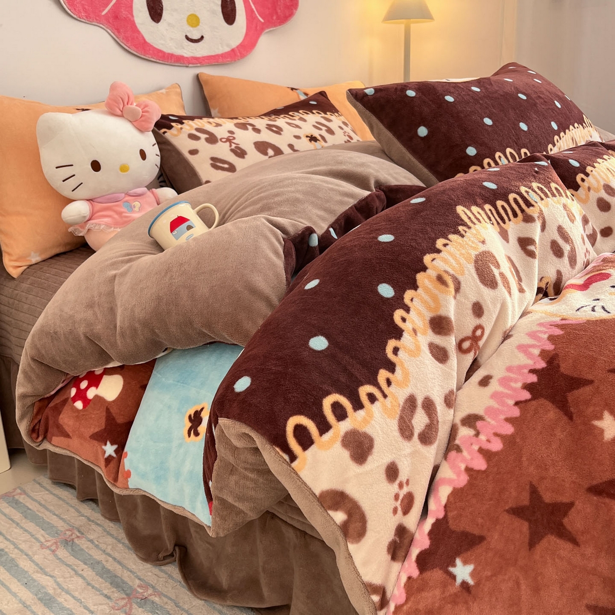 91家纺网 家纺一手货源 找家纺 摩妮卡 2025新款牛奶绒枕套混搭卡通复古床盖四件套 幸运小猫