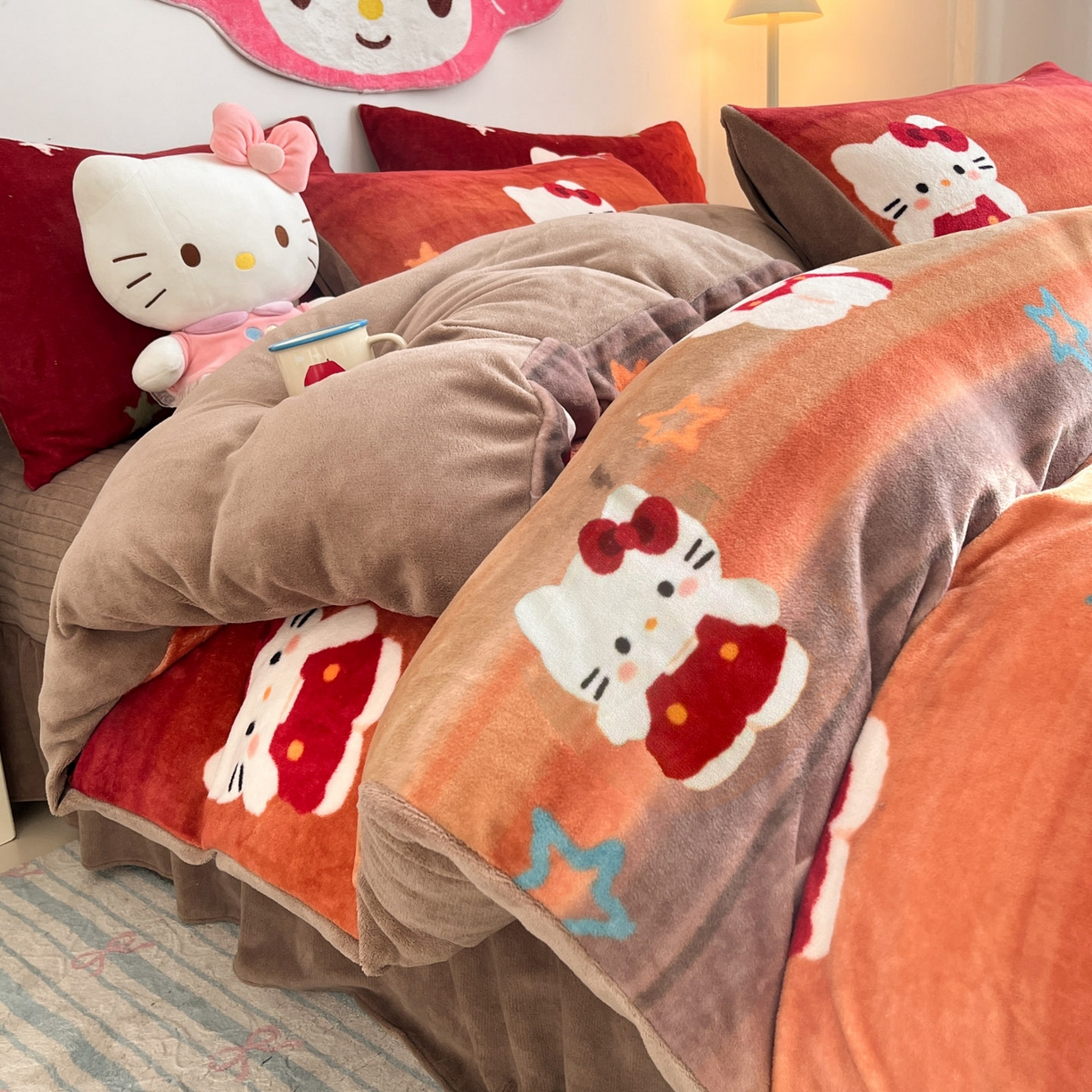 91家纺网 家纺一手货源 找家纺 摩妮卡 2025新款牛奶绒枕套混搭卡通复古床盖四件套 傍晚凯蒂猫