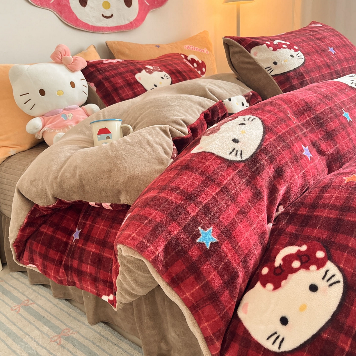 91家纺网 家纺一手货源 找家纺 摩妮卡 2025新款牛奶绒枕套混搭卡通复古床盖四件套 甜点凯蒂猫