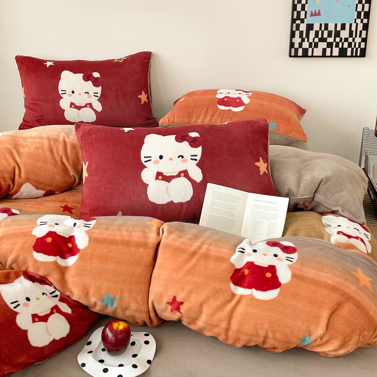 91家纺网 家纺一手货源 找家纺 摩妮卡 2025新款牛奶绒枕套混搭卡通复古床盖四件套 傍晚凯蒂猫