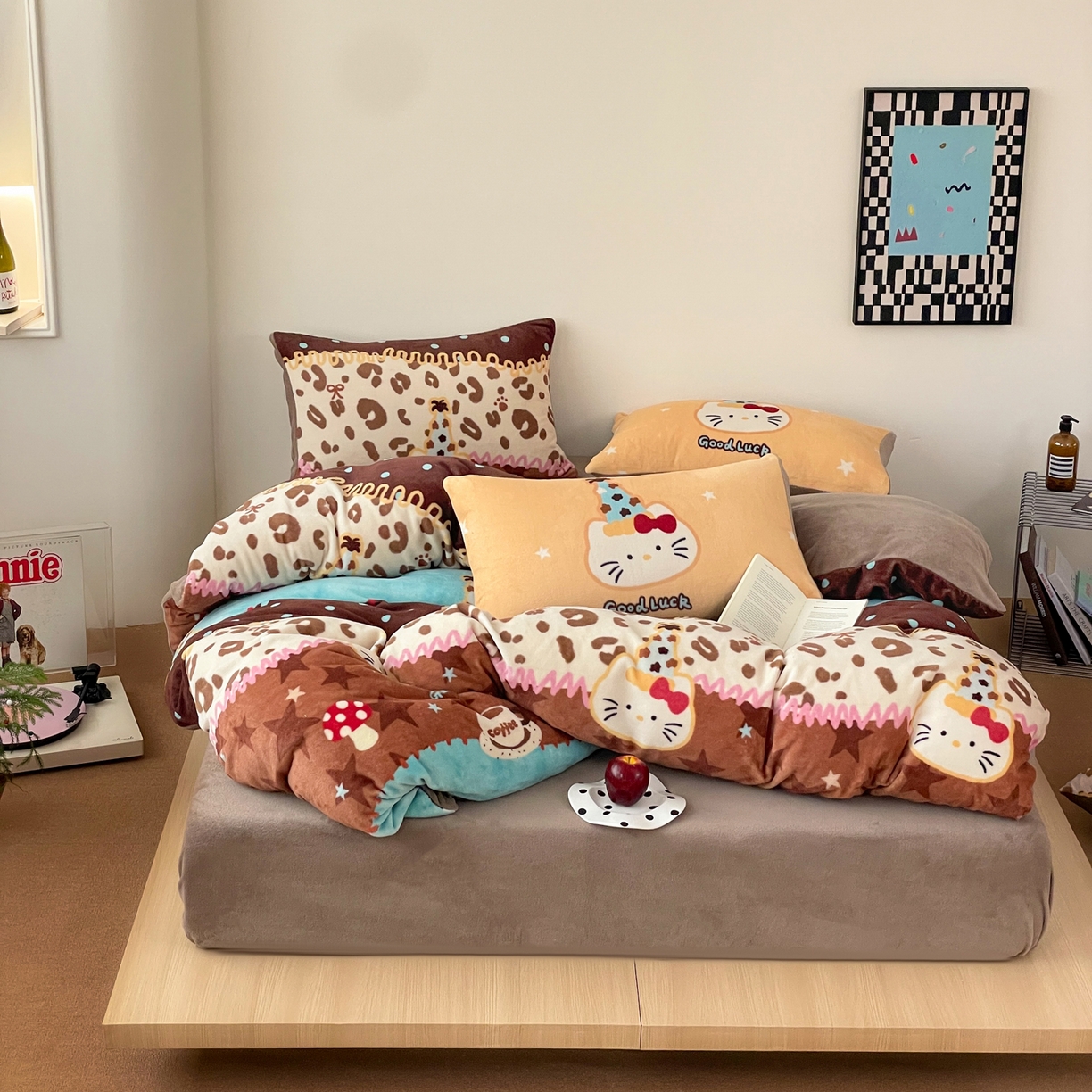 91家纺网 家纺一手货源 找家纺 摩妮卡 2025新款牛奶绒枕套混搭卡通复古床盖四件套 幸运小猫