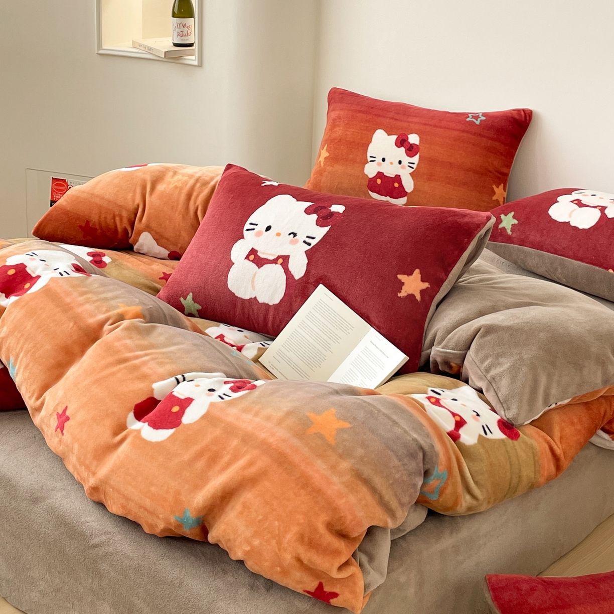 91家纺网 家纺一手货源 找家纺 摩妮卡 2025新款牛奶绒枕套混搭卡通复古床盖四件套 傍晚凯蒂猫