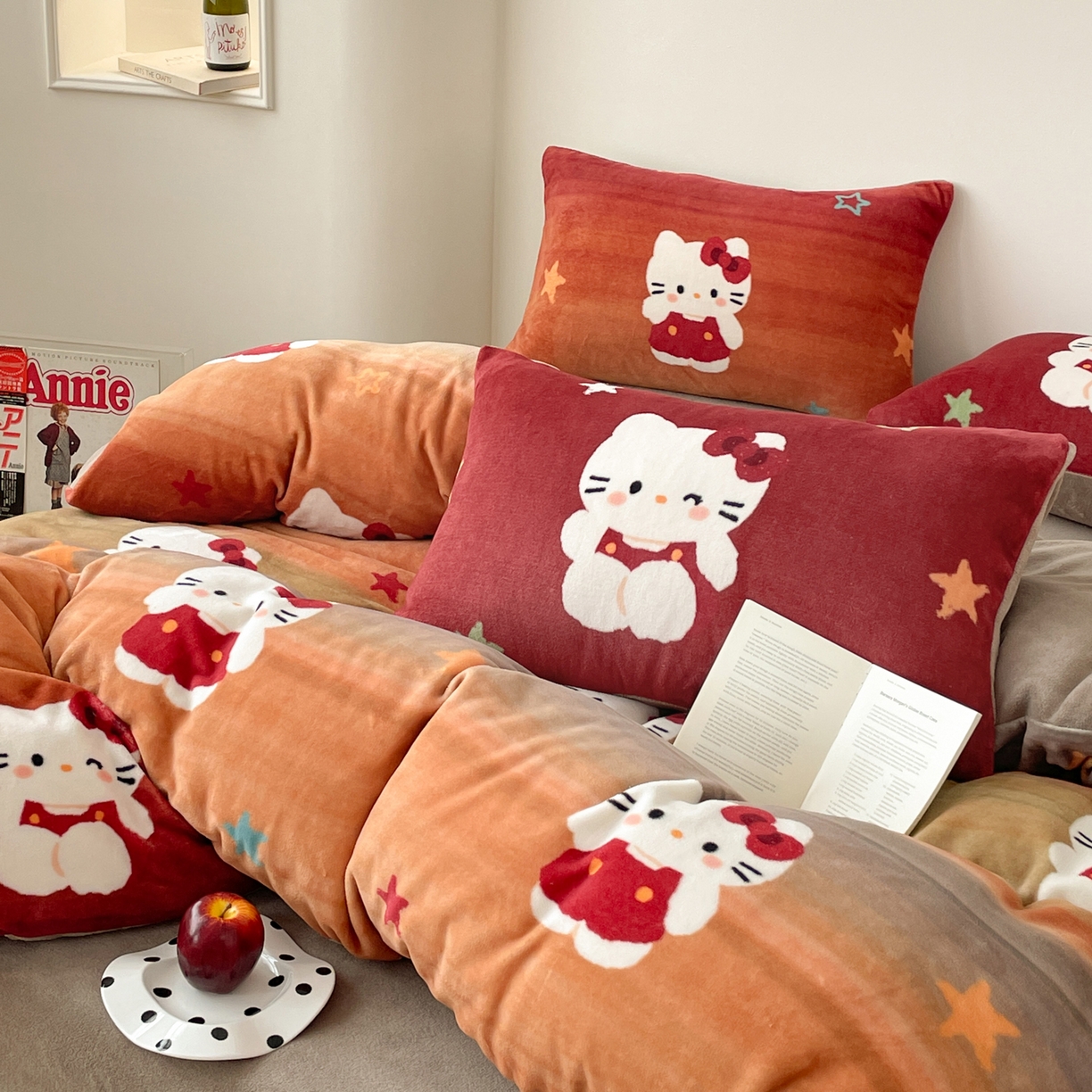 91家纺网 家纺一手货源 找家纺 摩妮卡 2025新款牛奶绒枕套混搭卡通复古床盖四件套 傍晚凯蒂猫