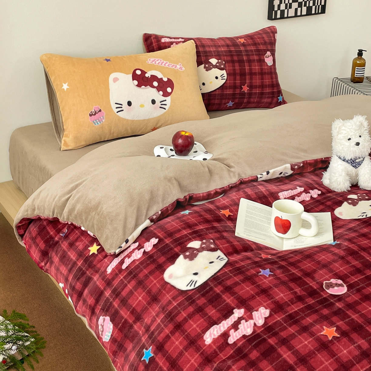 91家纺网 家纺一手货源 找家纺 摩妮卡 2025新款牛奶绒枕套混搭卡通复古床盖四件套 甜点凯蒂猫