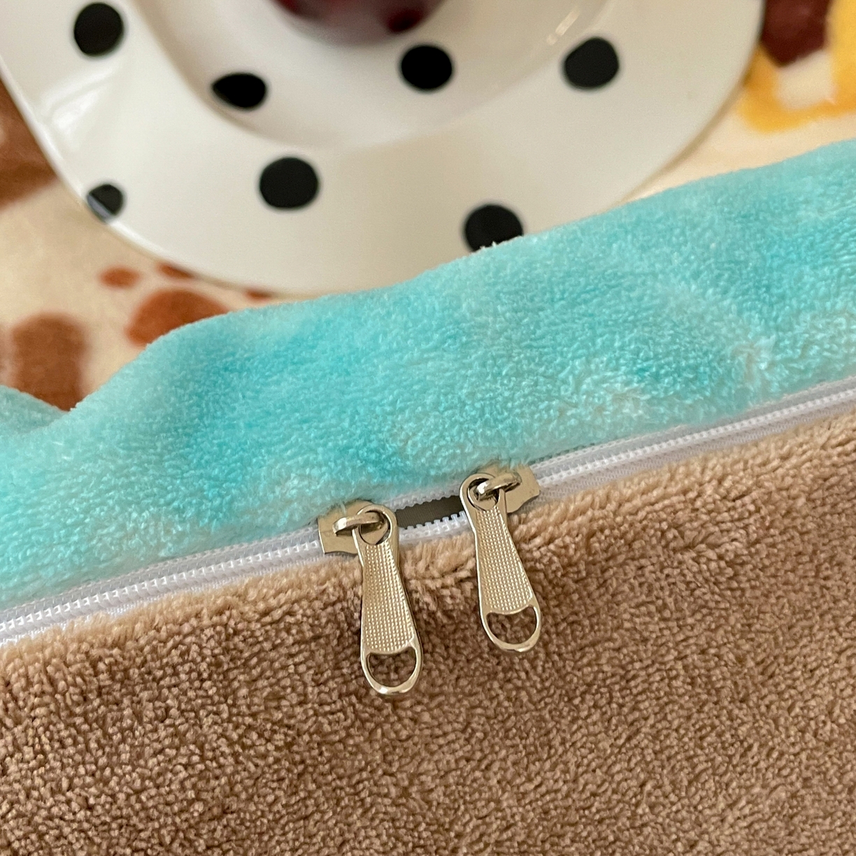 91家纺网 家纺一手货源 找家纺 摩妮卡 2025新款牛奶绒枕套混搭卡通复古床盖四件套 幸运小猫