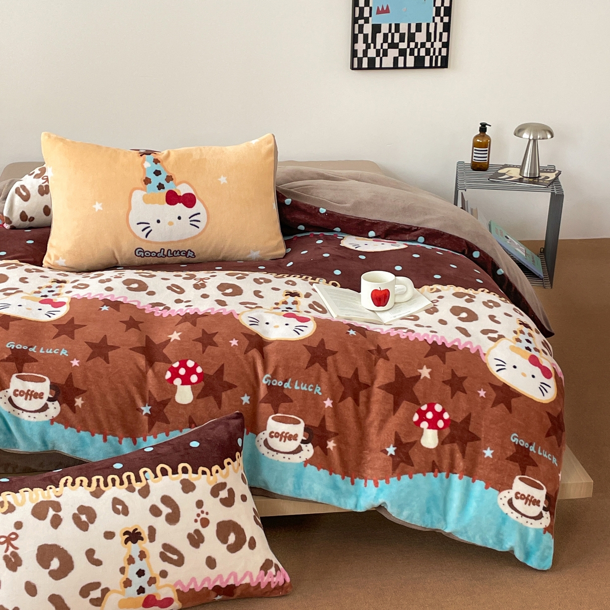 91家纺网 家纺一手货源 找家纺 摩妮卡 2025新款牛奶绒枕套混搭卡通复古床盖四件套 幸运小猫