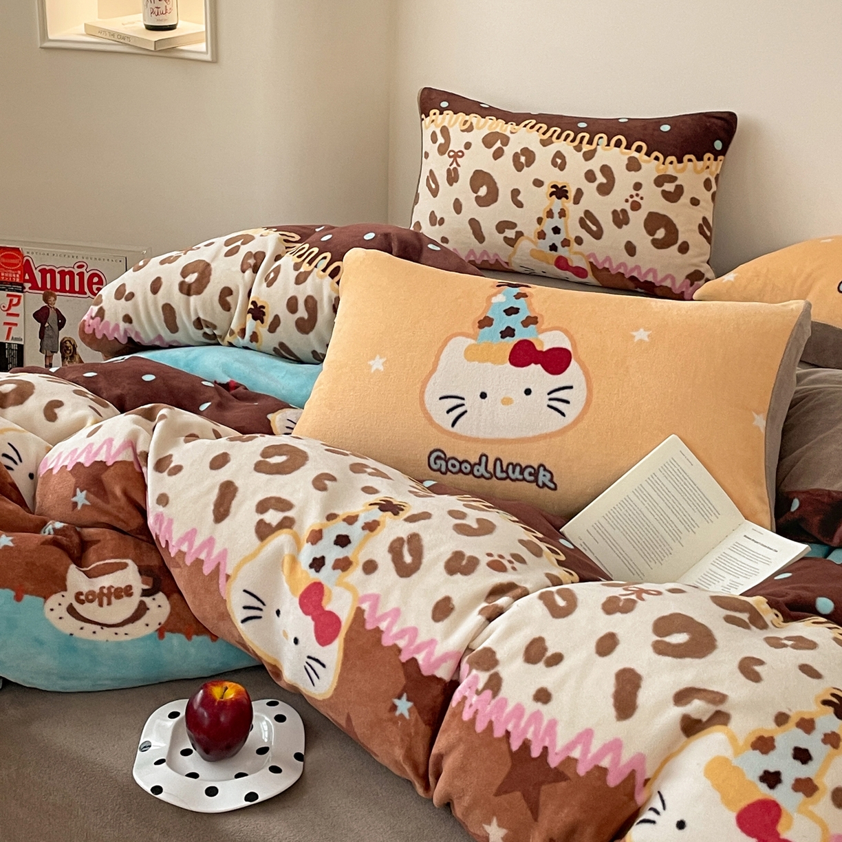 91家纺网 家纺一手货源 找家纺 摩妮卡 2025新款牛奶绒枕套混搭卡通复古床盖四件套 幸运小猫