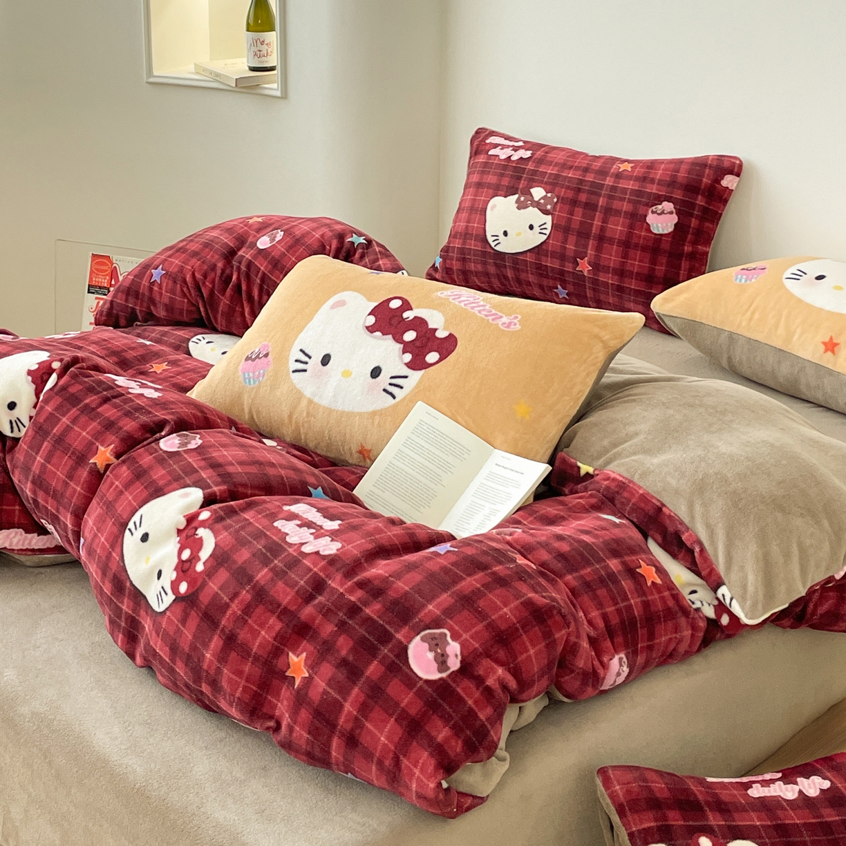 91家纺网 家纺一手货源 找家纺 摩妮卡 2025新款牛奶绒枕套混搭卡通复古床盖四件套 甜点凯蒂猫