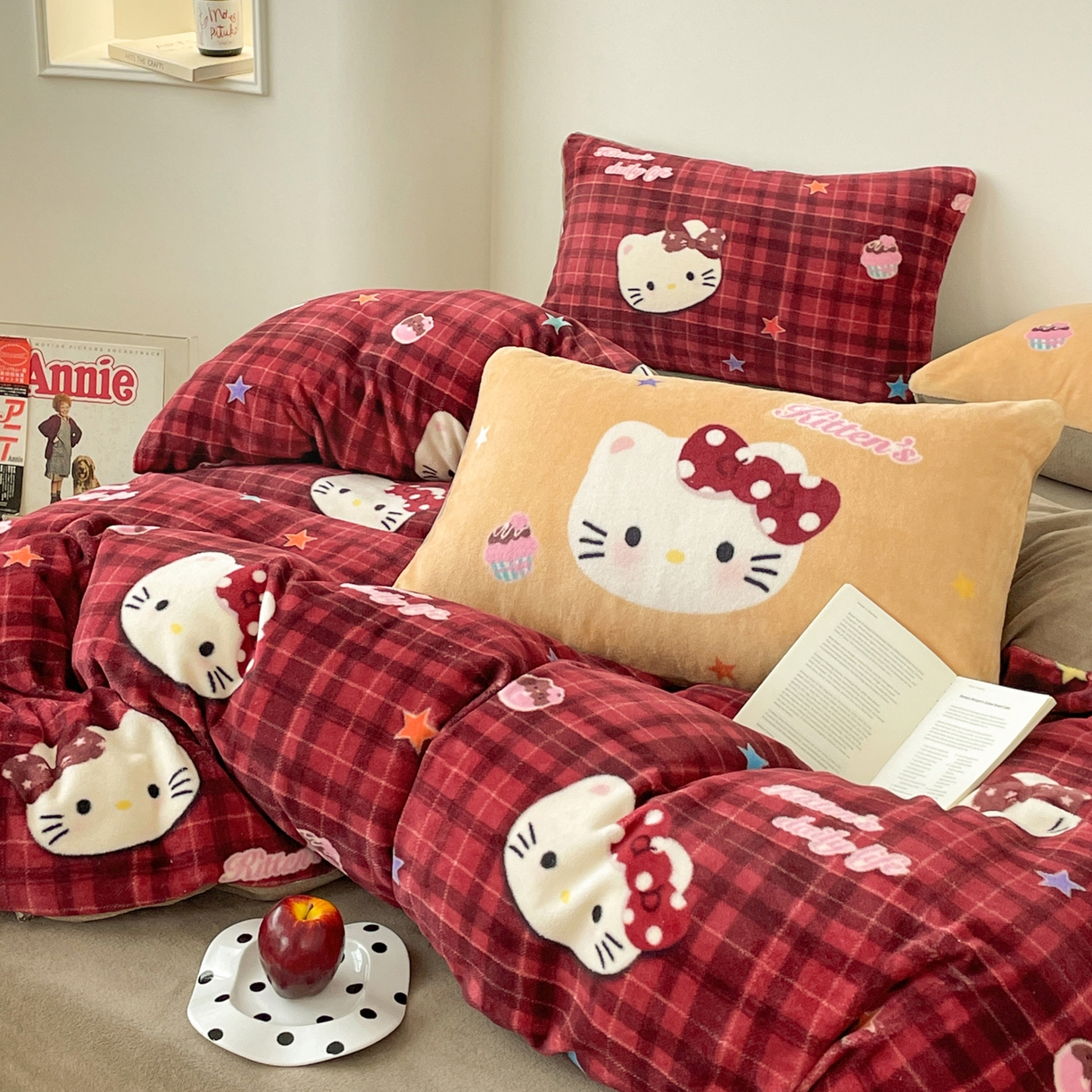 91家纺网 家纺一手货源 找家纺 摩妮卡 2025新款牛奶绒枕套混搭卡通复古床盖四件套 甜点凯蒂猫