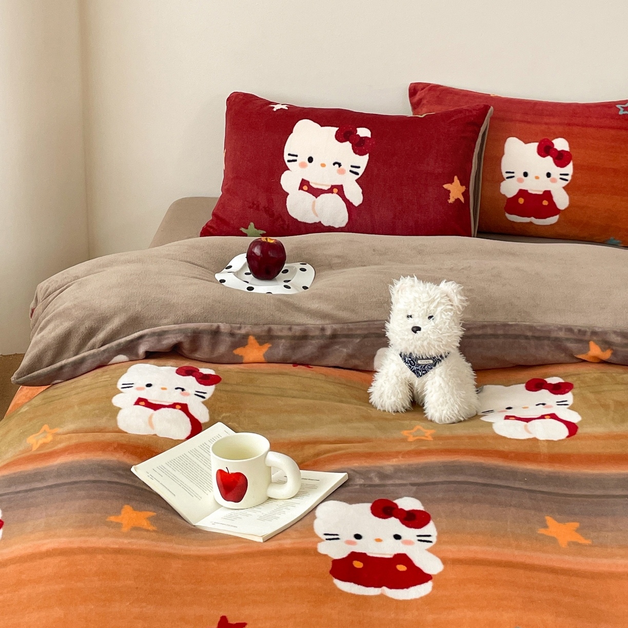 91家纺网 家纺一手货源 找家纺 摩妮卡 2025新款牛奶绒枕套混搭卡通复古床盖四件套 傍晚凯蒂猫